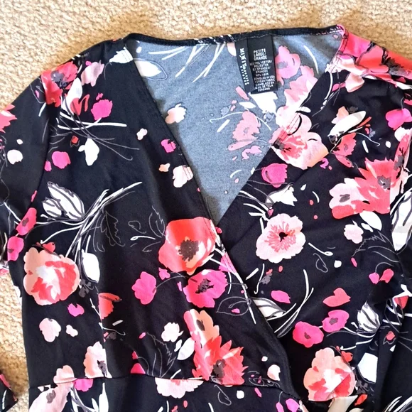 LARGE MIX IT FLORAL TOP - Picture 2 of 7